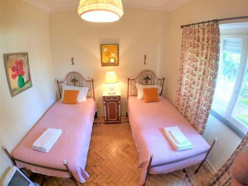 Postel nebo postele na pokoji v ubytování Sintra V4 house with garden in Colares
