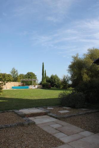 einen Garten mit einem Fußballfeld und einem Tor in der Unterkunft Gîte Moulin d'Olivet 