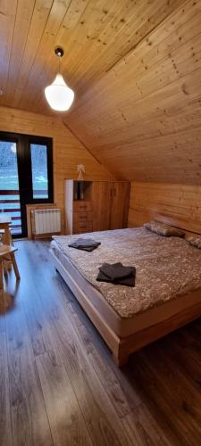 sypialnia z łóżkiem w drewnianym domku w obiekcie Dom Gościnny Nasza Góra w mieście Szymbark