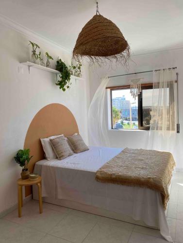 Apartamento Vista Praia e Mar- Costa da Caparica tesisinde bir odada yatak veya yataklar
