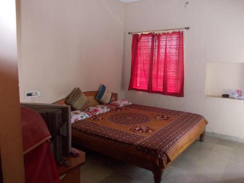Säng eller sängar i ett rum på Rishaan Guest House