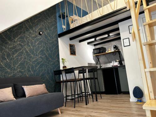 un soggiorno con bar in un loft di CasaCecè kalsa a Palermo