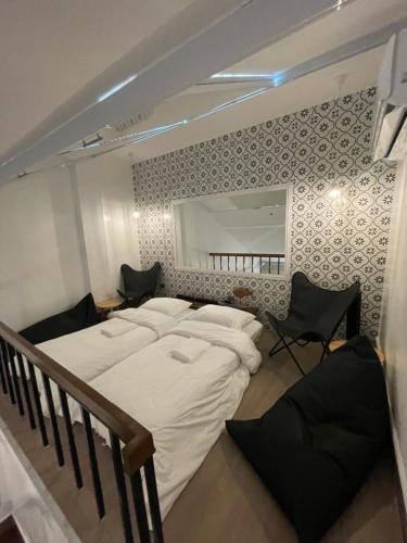 um quarto com uma cama grande e 2 cadeiras em Urban Glamp Resort em Oton