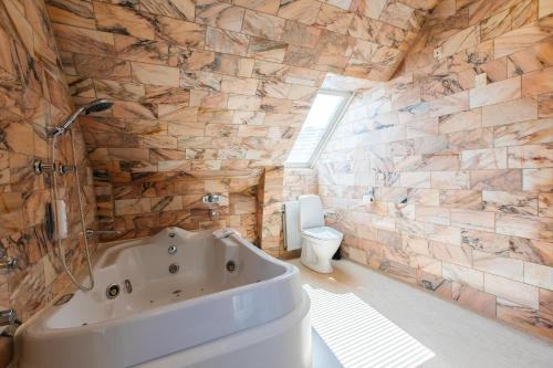La salle de bains est pourvue d'une baignoire et de toilettes. dans l'établissement Palads Hotel, à Viborg