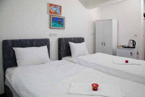 Un pat sau paturi într-o cameră la Noya Suites