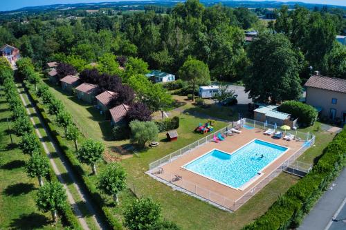 an aerial view of a large backyard with a swimming pool at Les chalets de Gaillac in Gaillac