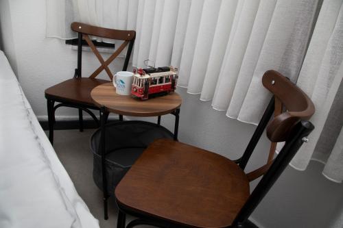 um quarto com duas cadeiras e uma mesa com comodidades para preparar café em Noya Suites em Istambul