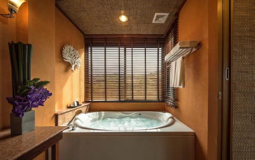 a bath tub in a bathroom with a window at Patravana Resort in Phayayen