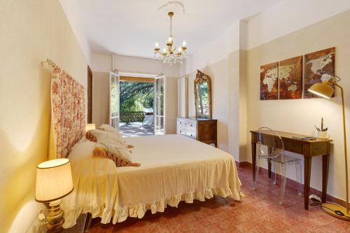 een slaapkamer met een bed, een bureau en een raam bij Pratolina in Savona
