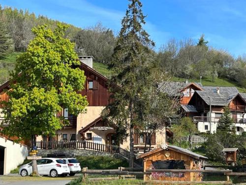 een groot huis met auto's geparkeerd voor het bij La Maison de Catherine in Puy-Saint-Pierre