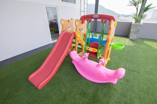 Zona de juegos infantil en Racha Residence