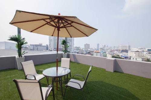 Un balcón o terraza en Racha Residence