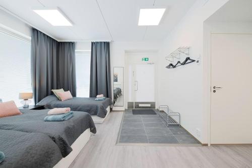 Un dormitorio con dos camas en una habitación. en Casa Amare Tampere, en Tampere