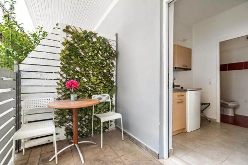 a room with a table and a green wall at Papatsas Center Houses in Nydri