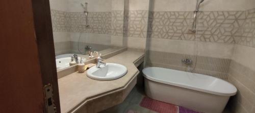 La salle de bains est pourvue d'un lavabo et de toilettes. dans l'établissement Maadi Shaya, au Caire