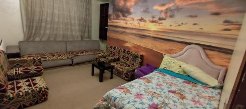 une chambre d'hôtel avec un lit et un tableau sur le mur dans l'établissement Maadi Shaya, au Caire