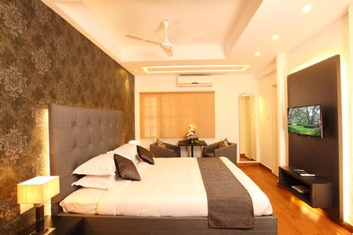 Un pat sau paturi într-o cameră la Hotel Luciya Palace