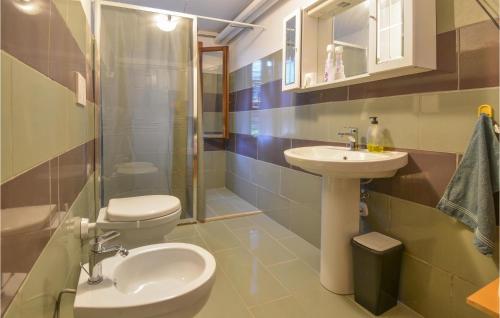 La salle de bains est pourvue de toilettes, d'un lavabo et d'une douche. dans l'établissement Gorgeous Home In San Zenone D, Ezzelini With Kitchen, à Fonte