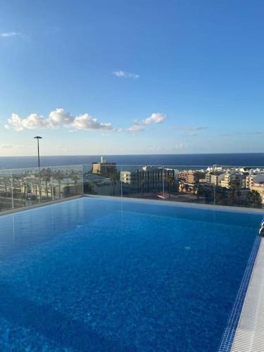 uma grande piscina no topo de um edifício em Casa Arirni em Las Palmas de Gran Canaria