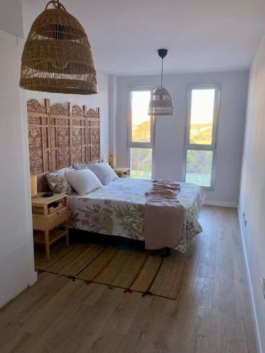 um quarto com uma cama e duas janelas em Casa Arirni em Las Palmas de Gran Canaria