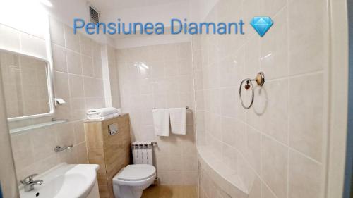 a bathroom with a toilet and a tub and a sink at Pensiunea Diamant in Ghimbav