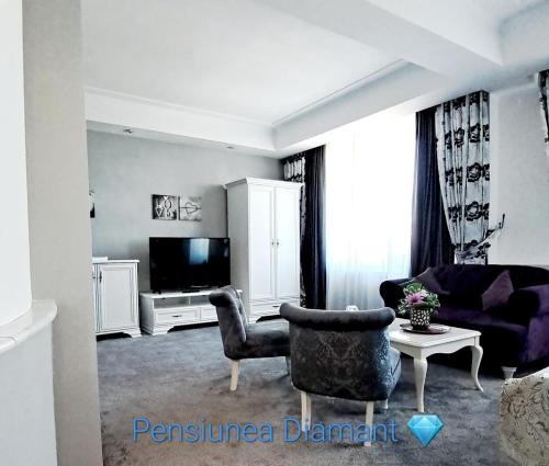 a living room with a couch and a tv at Pensiunea Diamant in Ghimbav