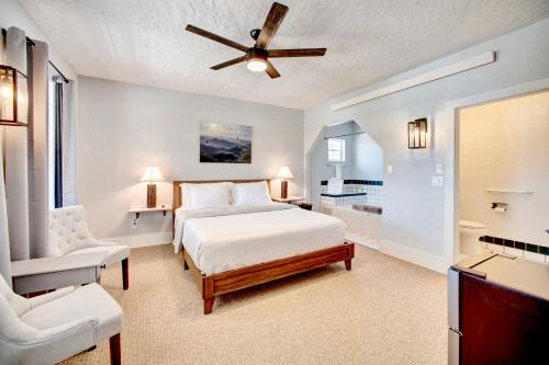 a bedroom with a bed and a ceiling fan at Eagle’s Landing Lodge in Custer