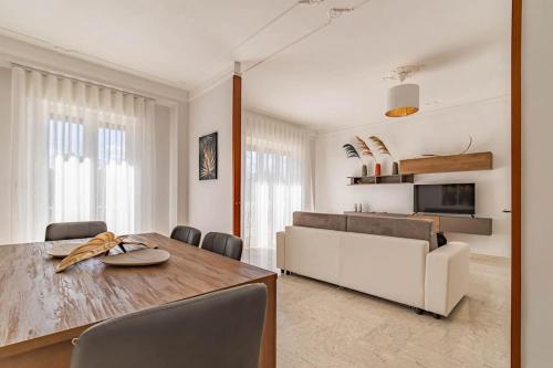 uma sala de jantar com uma mesa de madeira e cadeiras em [Apt Green Park] ¤ Best Airport Accommodation ¤ em Bitonto