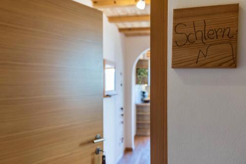 a door with a sign that reads kitchen nombat at Mongaduierhof Apt Schlern in Fie allo Sciliar