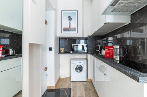 Il comprend une cuisine équipée d'un lave-linge et d'un sèche-linge. dans l'établissement Chaudron/La Fayette Canal St-Martin Cosy Studio 4P, à Paris