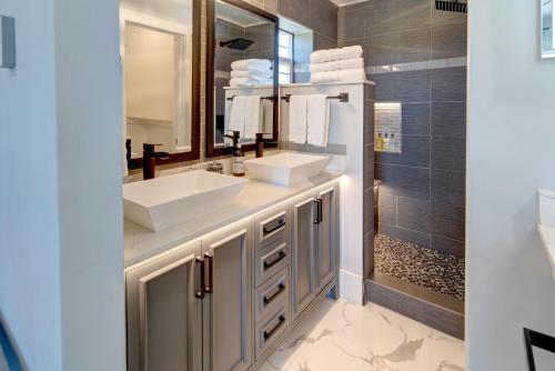 a bathroom with two sinks and a mirror at Eagle’s Landing Lodge in Custer