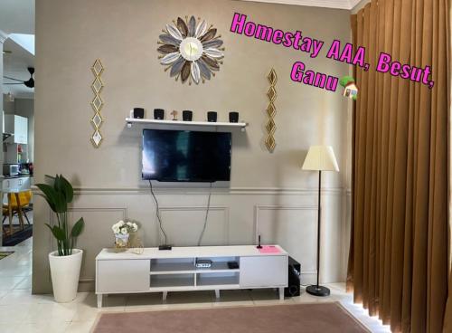 TV a/nebo společenská místnost v ubytování Homestay AAA Bukit Keluang Besut Terengganu