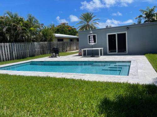 - une piscine dans une cour à côté d'une maison dans l'établissement Large 2 bedroom Comfortable Private house with private Pool, à Fort Lauderdale