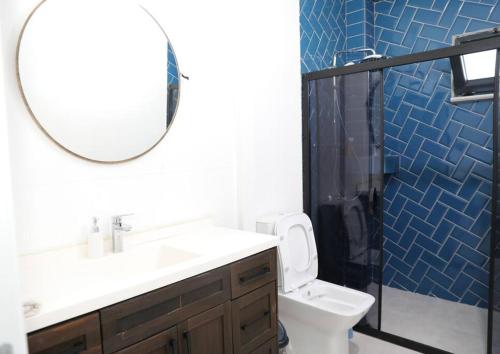 Un baño con lavabo, espejo e inodoro. en Villa Green, en Muğla