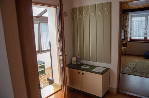 pokój z drzwiami otwieranymi do pokoju z oknem w obiekcie Ubytovanie u Eriky w mieście Hrabušice