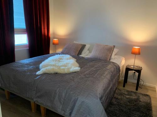 - une chambre avec un lit et une couverture blanche dans l'établissement Arctic Star City Center, à Rovaniemi