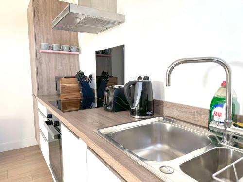 Η κουζίνα ή μικρή κουζίνα στο Home Crowd Luxury Apartments - White Rose Apartments