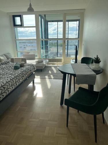 een slaapkamer met een bed en een tafel en stoelen bij Modern and Cozy apartment with Sauna2 in Espoo