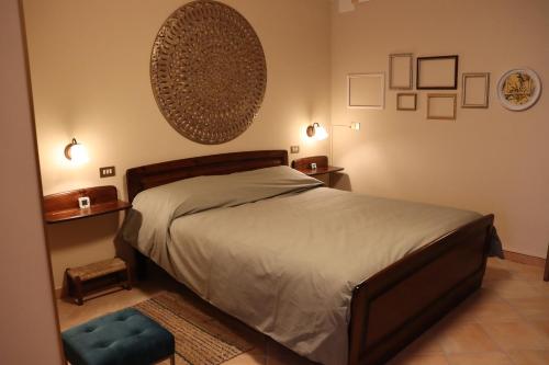 ein Schlafzimmer mit einem Bett und einer blauen Ottomane in der Unterkunft Residenza San Fortunato in Assisi