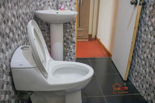 łazienka z toaletą i umywalką w obiekcie SONCCO LODGE w mieście Quillabamba