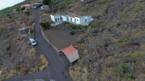 una vista aerea di una casa su una collina di Casa Las Indias a Las Indias