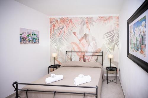ein Schlafzimmer mit einem Bett mit zwei Handtüchern darauf in der Unterkunft La casa del Maestro in Pisciotta