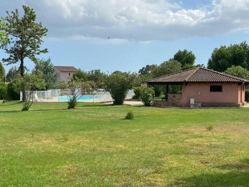 une maison dans un champ avec une clôture et une cour dans l'établissement Appartement proche de la plage de Vardiola, à Zonza