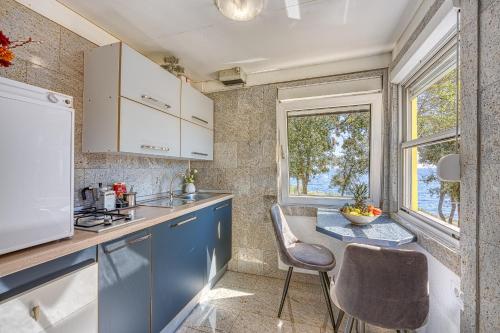 una pequeña cocina con fregadero y encimera en Cottage on the Kavran Beach, en Kavran