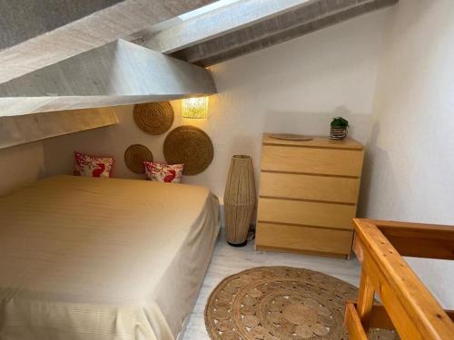 une chambre avec un lit et une commode en bois dans l'établissement Appartement proche de la plage de Vardiola, à Zonza