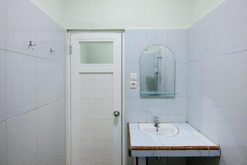 A bathroom at Hotel Wisata Samosir By Helocus