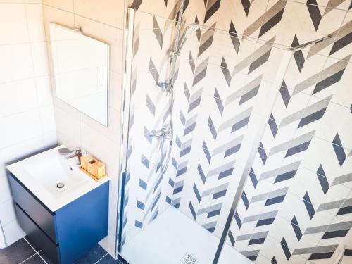 a bathroom with a shower and a sink at Style et Confort ! T4 - Parking - Vue - Lumineux in Saint-Étienne