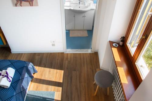 メラーテにあるOLIVE TREE private room in homeのシンクとバスルームが備わる小さな客室です。