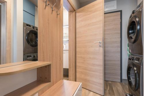 uma lavandaria com duas máquinas de lavar e secar roupa em Apartment B - Lifestyle Holiday em Saints Constantine and Helena