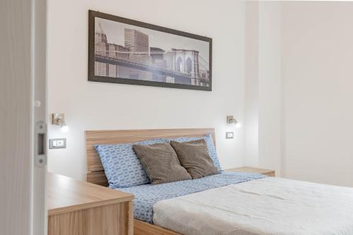 a bedroom with a bed and a picture on the wall at H11 [Casa Mare Smeraldo] Parcheggio in San Lorenzo al Mare